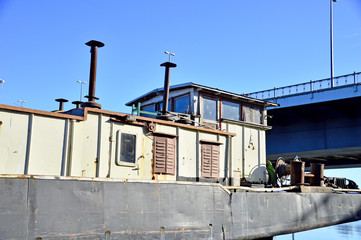 Steuerhaus und Kajüten am Frachtschiff