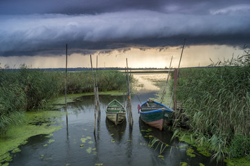 Wał burzowy nadciągający nad przystań © Mike Mareen