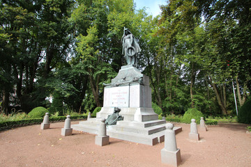 Obraz premium Le Cateau-Cambrésis (France) / Monument aux morts (Parc Fénelon)