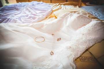 Brautkleid mit Brautschmuck