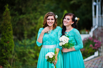 Bridesmaids on turqoise dresses outdoor