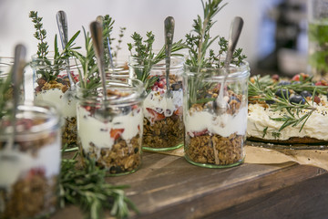 Granola Müsli mit Joghurt und Beeren