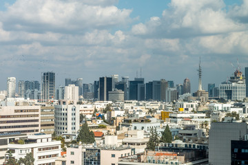 Fototapeta na wymiar view of a modern city, city of Tel Aviv, in winter with clouds