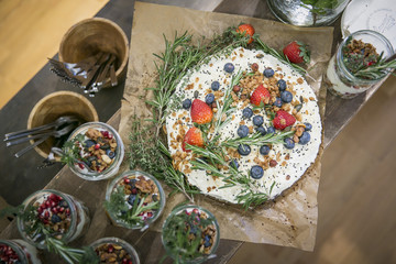 Karottenkuchen mit Glasur und Beeren