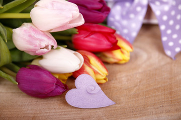 Obraz na płótnie Canvas bunte tulpen mit lila herz