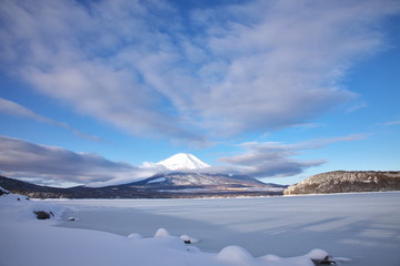 Fototapeta na wymiar 雪の山中湖からの富士山