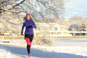Junge Frau joggt im Winter