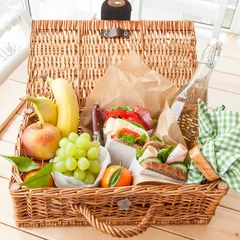  Gut gefuellter Picknickkorb © scerpica