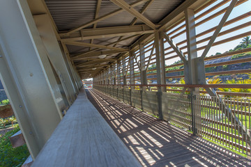  passage piéton aérien, passerelle de liaison au-dessus d'une route