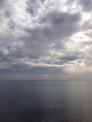 Mar en calma un dia nublado