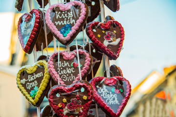 Obraz premium Herzensgrüße zum Valentinstag - Kuchen für Verliebte