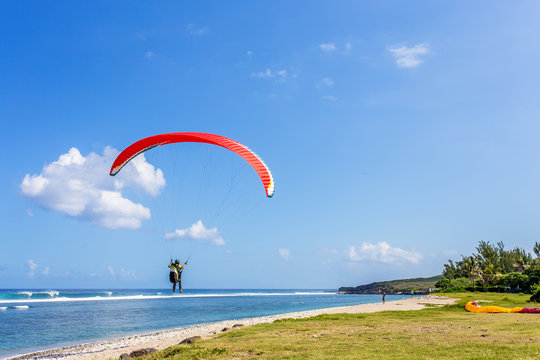 parapente en phase d'atterrissage, spot de Saint-Leu, R&eacute;union 