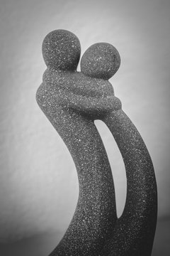 Steinfigur als Paar mit symbolischer Umarmung