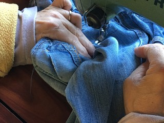 mujer arreglando pantalón