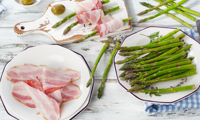Asparagus and bacon slices.