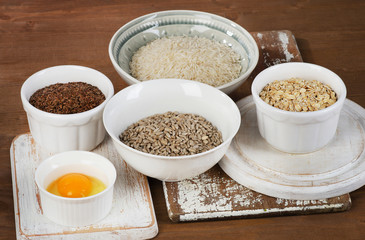 Foods highest in vitamin B1 on wooden table.
