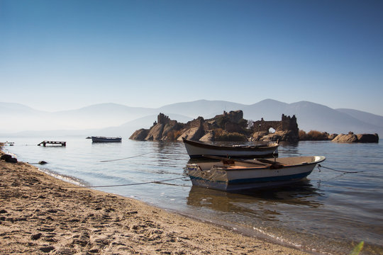 Boats on Lake Bafa./  Fascinates with its clear waters and the harmony of the Turkish Lake Bafa, attracts not only the migratory birds on their islands, but also a lot of fishermen.