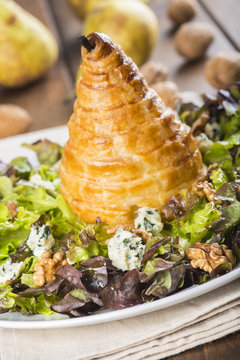 Ensalada de queso azul con nueces y pera en hojaldre una comida para una dieta saludable