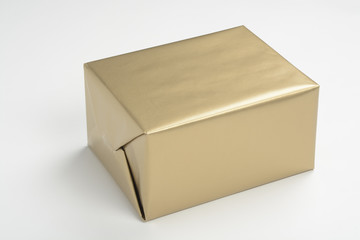 Caja de regalos de color dorado