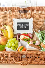 Selbstklebende Fototapeten Gut gefuellter Picknickkorb © scerpica