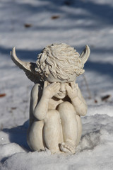 Engel in Trauer im Schnee