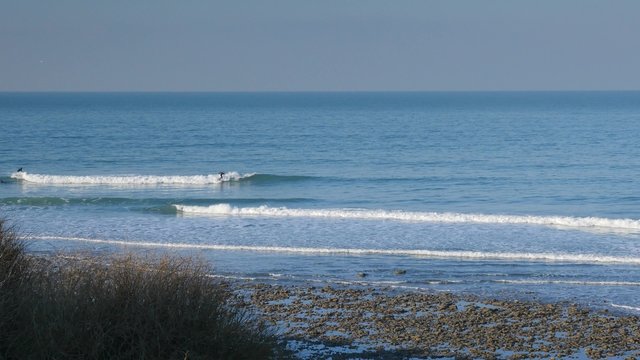 surfeurs sur les vagues