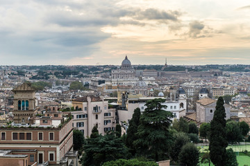 Fototapeta na wymiar Stadt Rom, im Hintergrund Petersdom