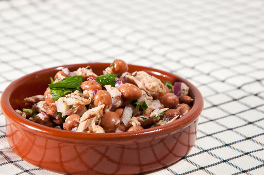 Tasty side salad of tuna, berlotti beans and onion.