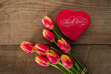 tulipani e scatola in forma di cuore
