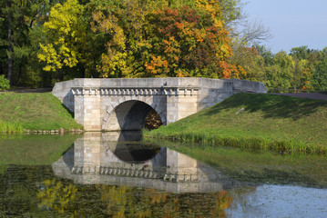 Карпин мост золотой осенью. Гатчинский дворцовый парк