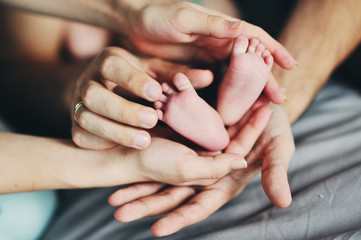 Мама и папа с младенцем на руках думают о здоровье