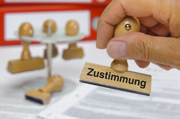 Stempel in Hand beschriftet mit Zustimmung