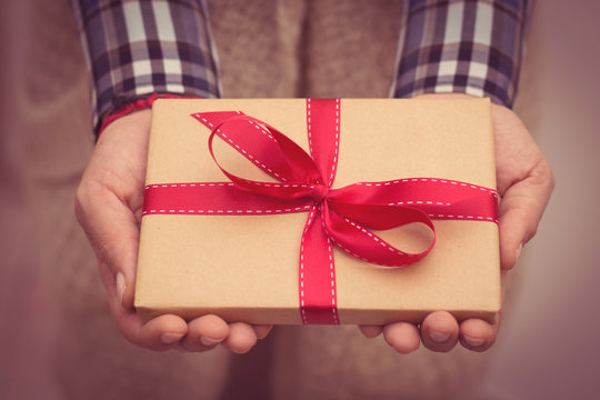 Regalo tenuto nelle mani