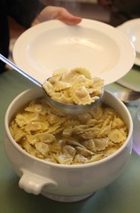 Anolini in brodo in zuppiera