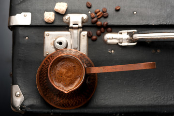 Obraz na płótnie Canvas Coffee coffee pot and vintage suitcase in retro style