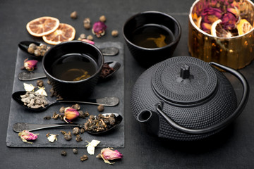 Obraz na płótnie Canvas Green tea with jasmine and roses. Asian tea set