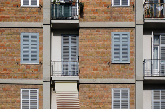 Fassade in Rom eines typischen s&uuml;dl&auml;ndischen Geb&auml;udes