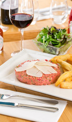 Steack tartare parmesan et frites