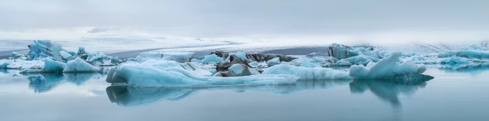 Verduisterende rolgordijnen Gletsjers blue icebergs with fog in ice lagoon in Iceland
