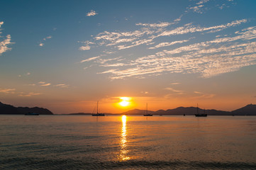 Naklejka premium silhouette sunset on the beach