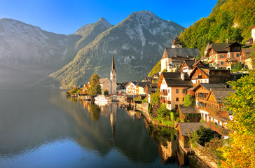 Fototapeta premium Alpejska wioska Hallstatt nad jeziorem w Salzkammergut w Austrii