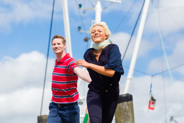 Pärchen genießt Urlaub am Nordsee Schiffs Pier 