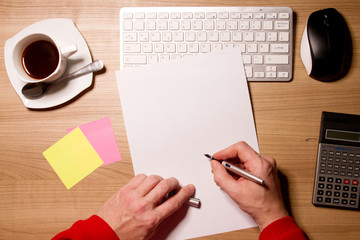 Mann schreibt mit F&uuml;ller 