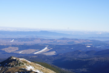 Widok na dolinę z szczytu góry © Aruru