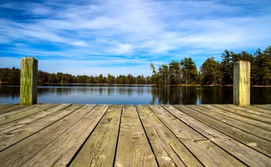 Stickers pour porte Lac / étang Journée d& 39 été au bord du lac. Quai en bois surplombant un magnifique lac en pleine nature. Parc d& 39 État de Ludington. Ludington, Michigan.