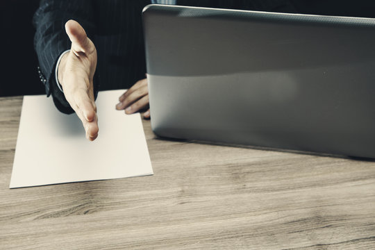 Stretta di mano per firma del contratto dal capo dell'ufficio dopo un colloquio