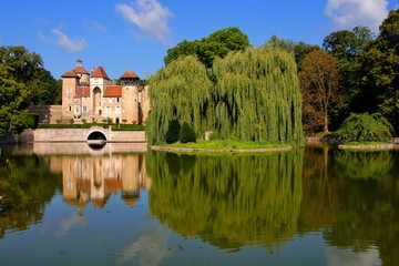 Fototapeta na wymiar Beautiful lakeside scene with castle and reflections, Burgundy, France