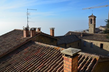 Naklejka premium Ville de Saint Marin. Toitures et clocher