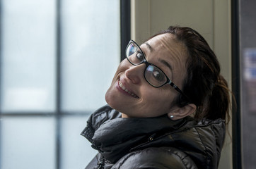 Ragazza innamorata con occhiali
