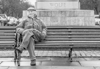 Anziano seduto su una panchina a londra